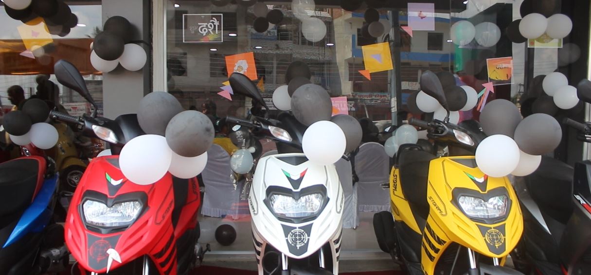 पियाजियोको भेस्पा र अप्रिलियाका स्कुटी विराटनगरमा (स्कुटी किन्दा अन्नपूर्णको यात्रा)