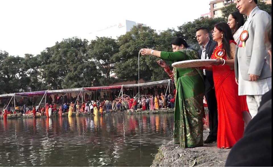 राष्ट्रपति र उपराष्ट्रपतिद्धारा कमलपोखरीमा छठ पूजा