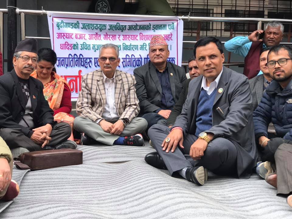 समाजवादी पार्टीका अध्यक्ष बाबुराम भट्टराई धर्नामा