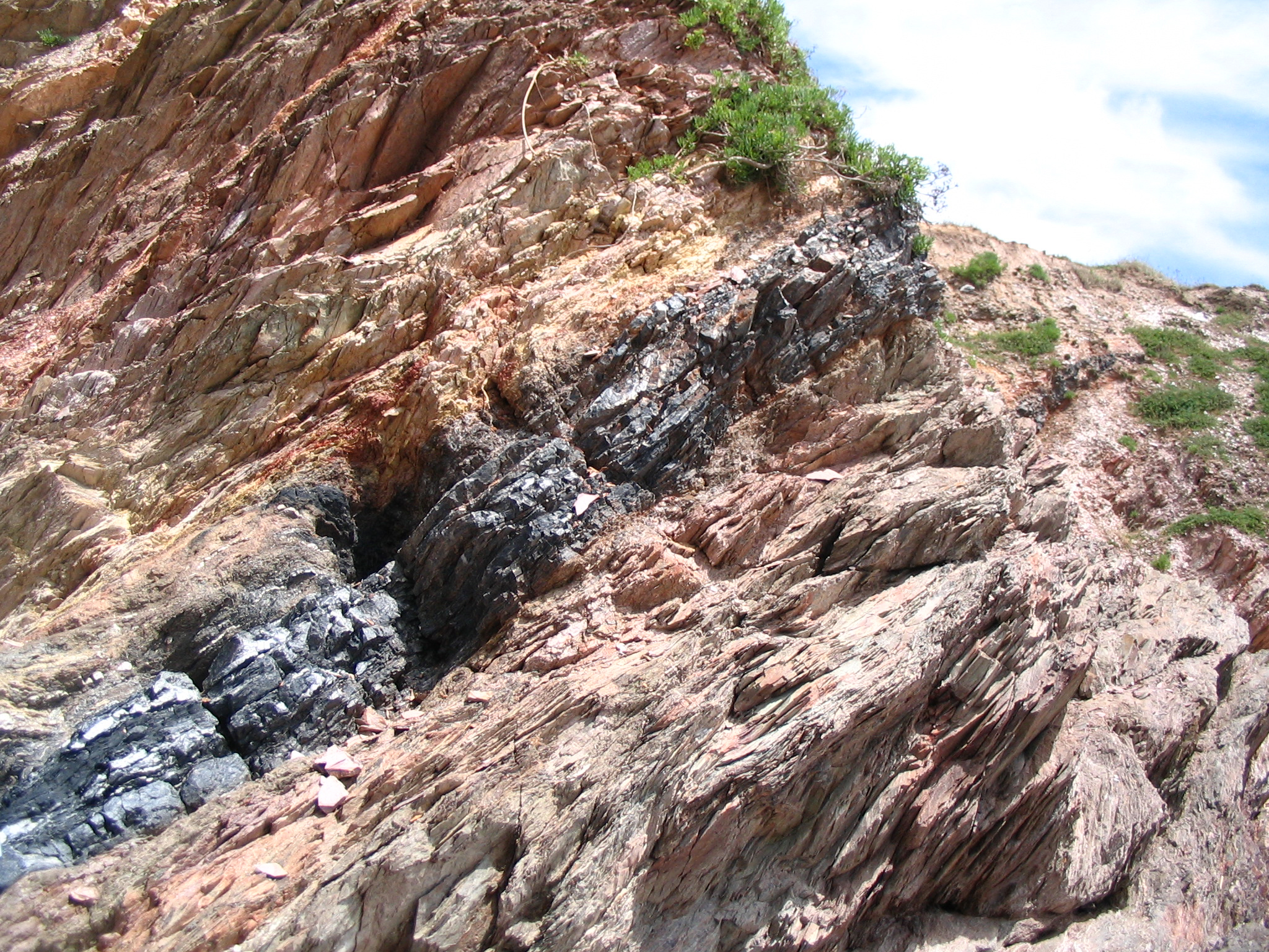 चट्टानका भिर फोर्नेलगायतका काममा उपयोग गरिने इमल्सनमा नेपाल आत्मनिर्भर