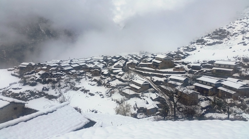 उपल्लो मुस्ताङमा हिउँ पर्न थाल्यो