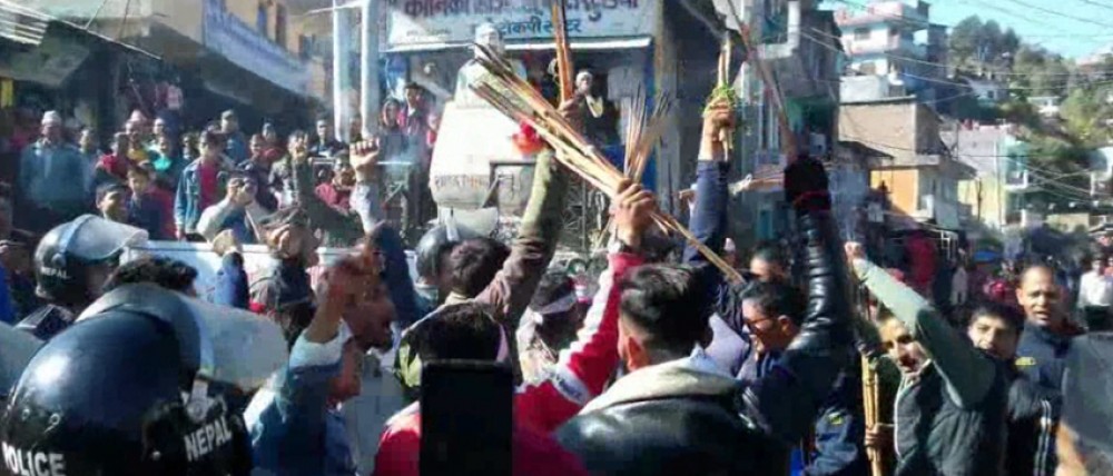 डा. केसीको समर्थनमा उत्रिएकामाथि प्रहरीको हस्तक्षेप, डडेल्धुरा सदरमुकाम तनावग्रस्त