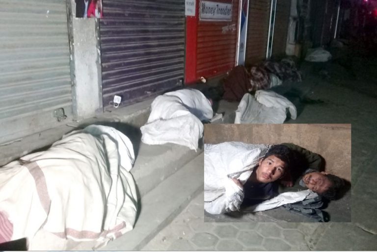 सयौँको संख्यामा भेटिन्छन् काठमाडौंका सडक पेटीमा बोरा भित्र रात काट्ने