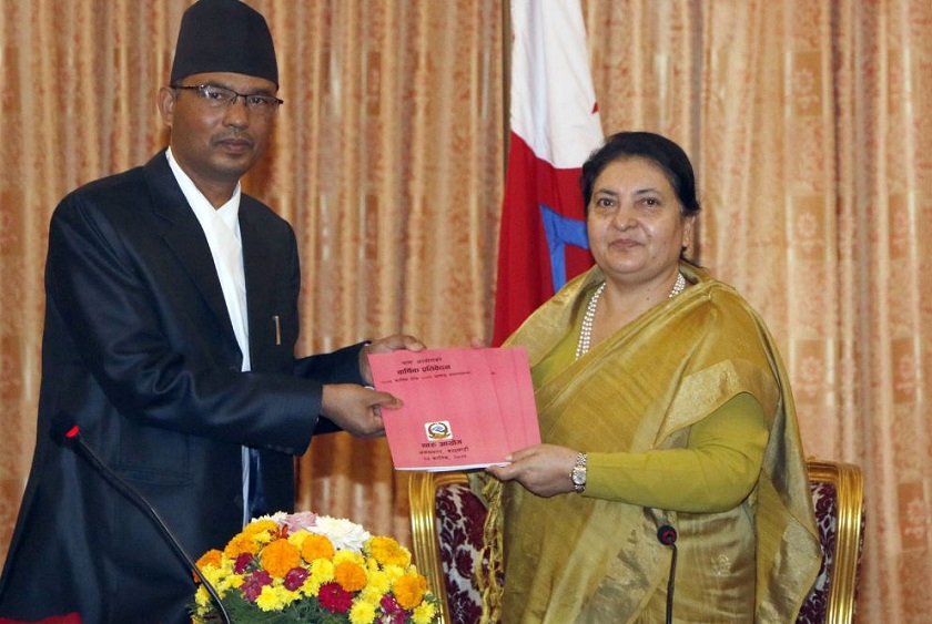 थारु आयोगको प्रतिवेदन राष्ट्रपतिसमक्ष प्रस्तुत