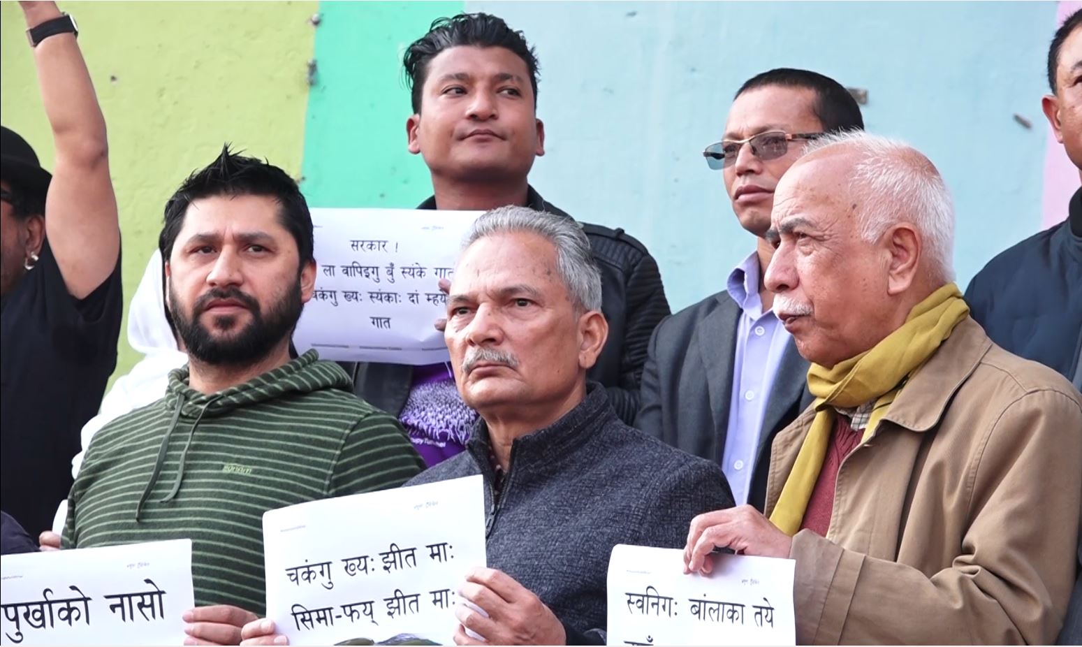 एकाविहानै खुल्लामञ्चलाई मानवसाङ्लोले घेरियो