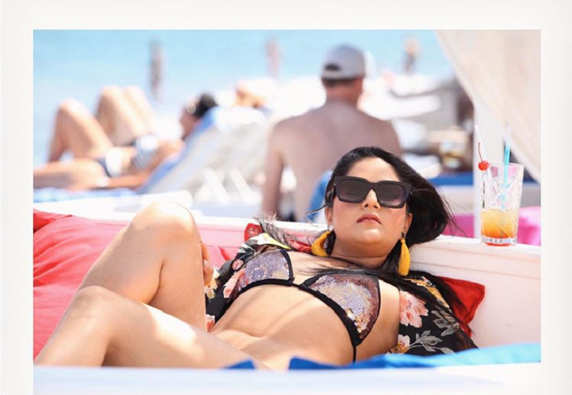 विकिनीमा बोल्ड वर्षा (फोटो फिचर)