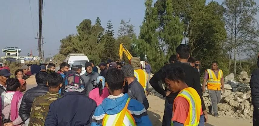 गोदावरीमा सडक विस्तारको काम गरिरहेका स्काभेटर चालकमाथि स्थानीयद्वारा कुटपिट