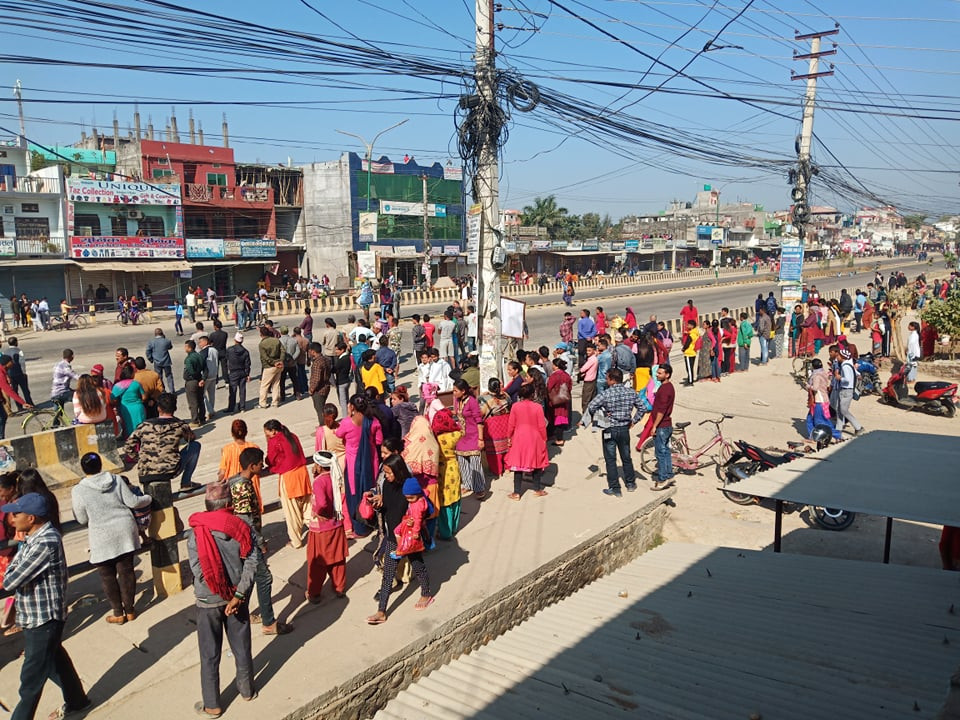 कोहलपुरमा प्रदर्शनकारीसँगको झडपमा डीएसपीसहित दर्जनबढी घाइते, कर्फ्यू लगाउने तयारी