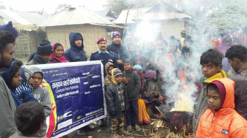 मोरङ प्रहरीले गर्याे आगो ताप्ने ब्यवस्था