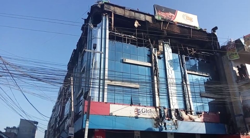 इटहरीको सूर्य कम्प्लेक्सको होटल रहेको चौथो तलामा भीषण आगलागी
