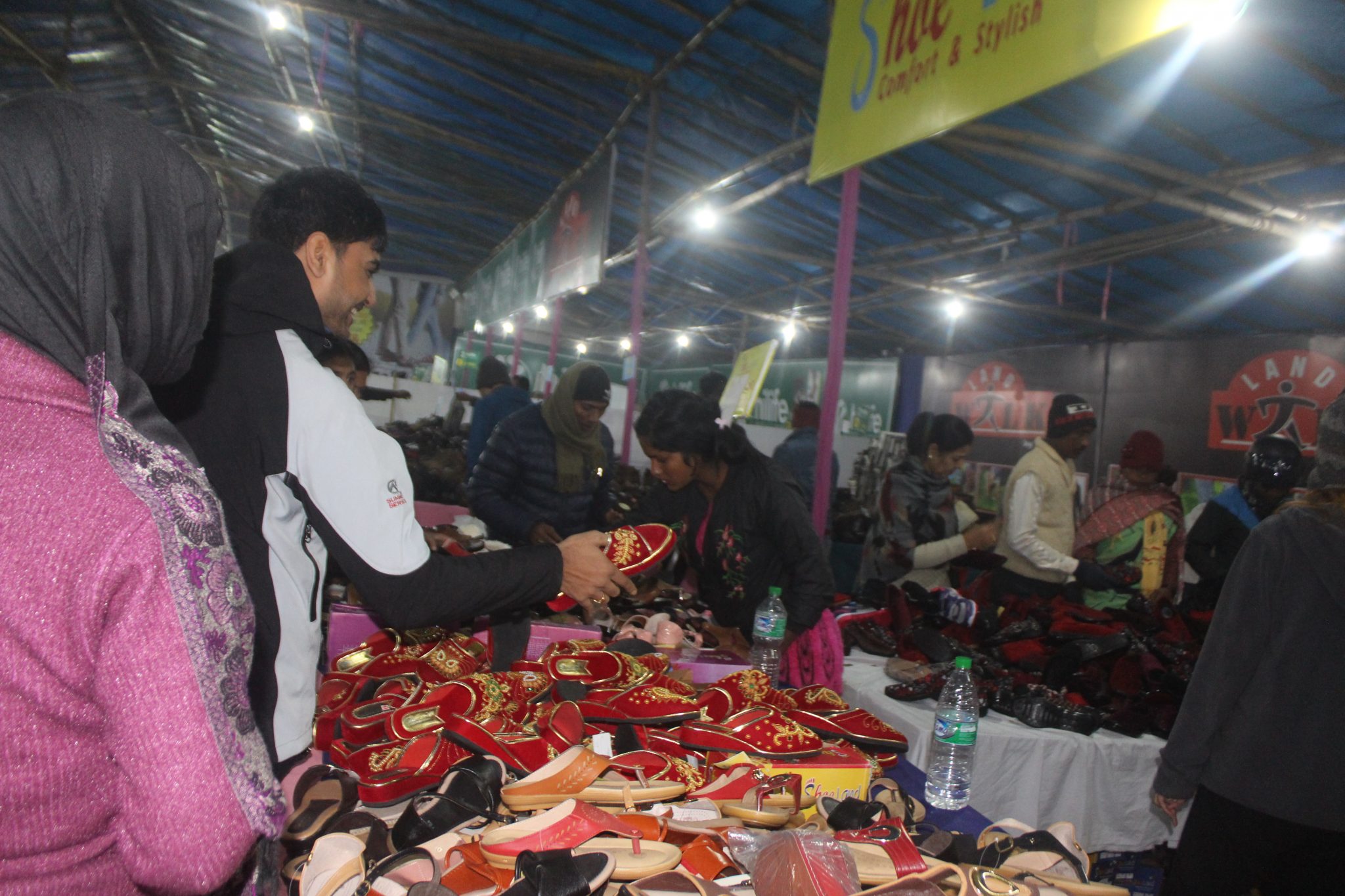 विराटनगरमा जारी जुत्ता मेलामा ग्राहकको घुँइचो ,तपाई छुट्नु होला है