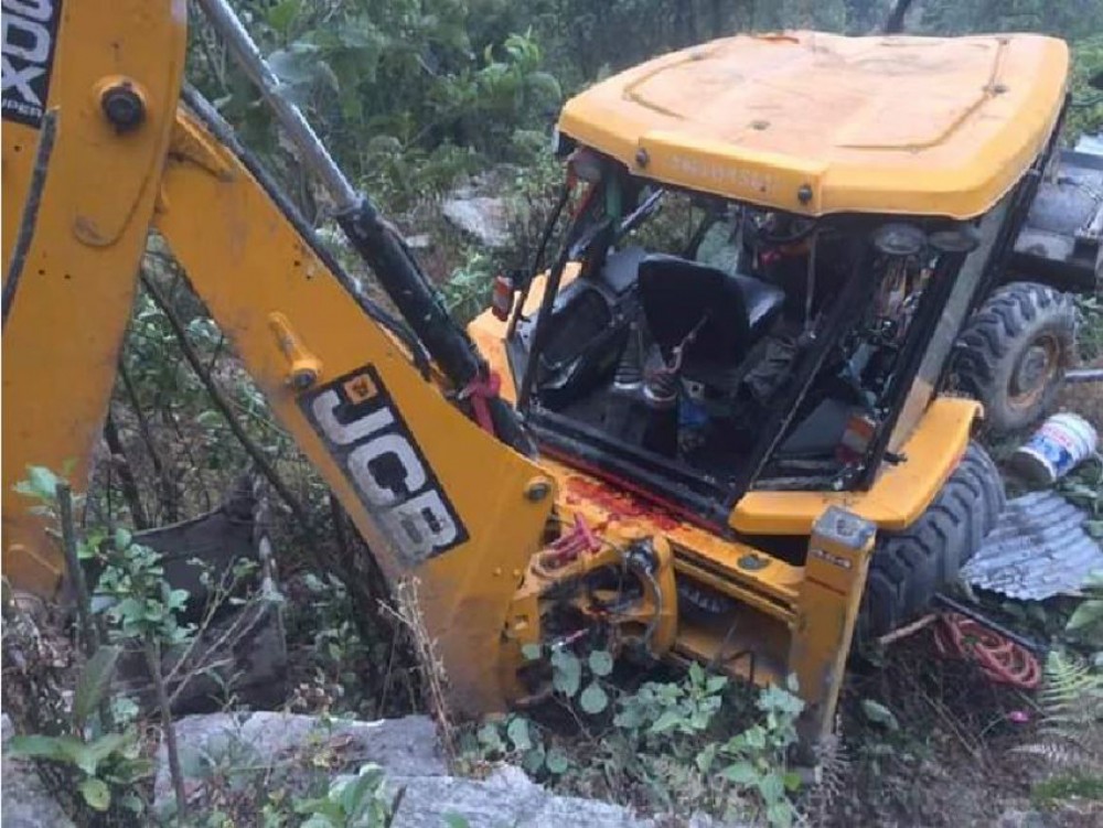 दोलखामा जेसिबी दुर्घटना, एकको मृत्यु, ३ जना घाइते