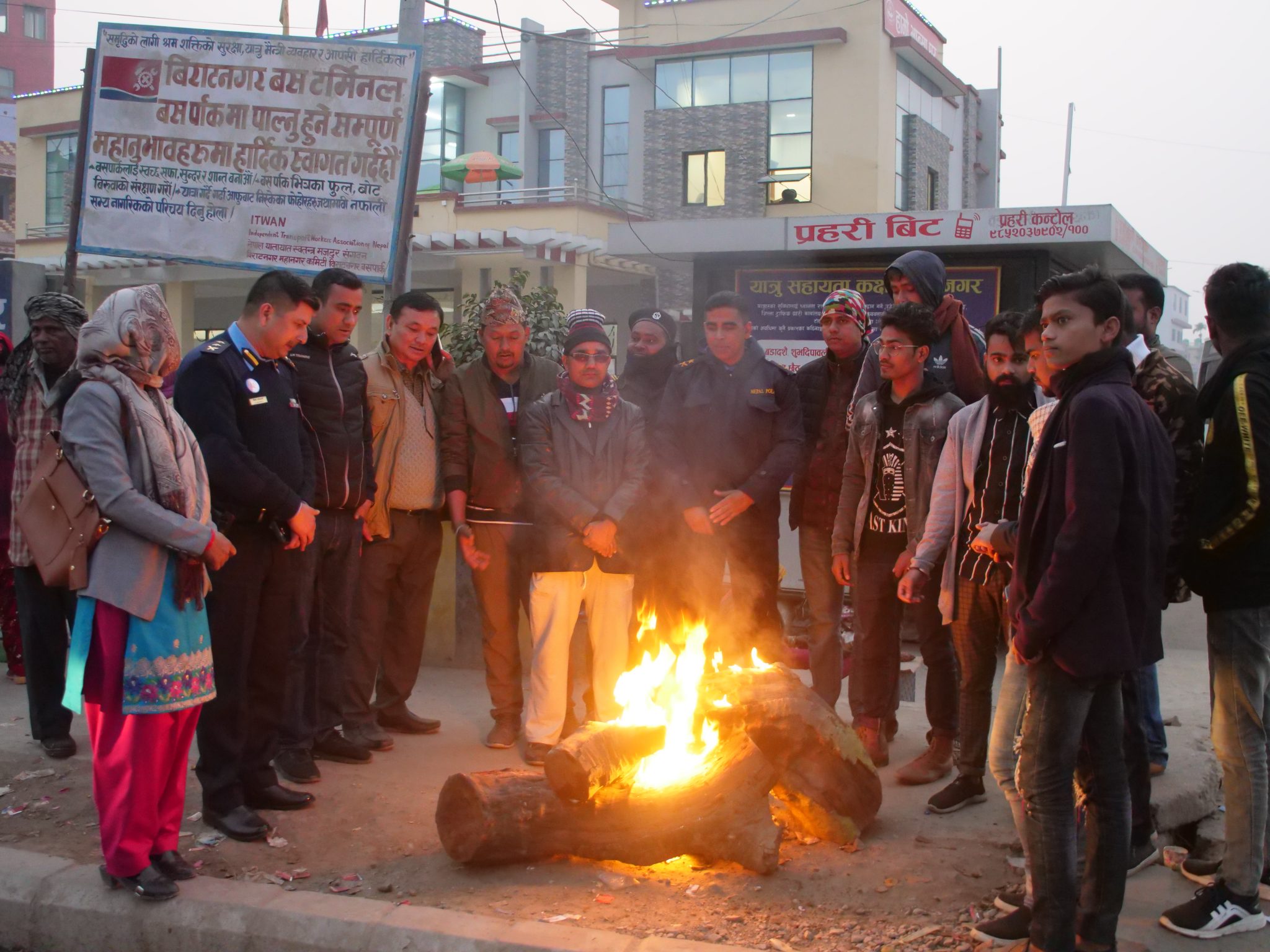 चिसोबाट बचाउन मोरङ प्रहरीले गर्याे आगो ताप्ने ब्यवस्था (भिडियो सहित)