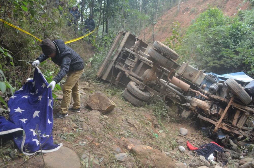नुवाकोटमा मिनिट्रक दुर्घटना हुँदा २ जनाको मृत्यु