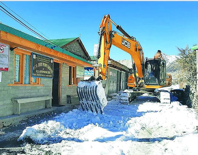 मनाङमा डोजरले पन्छायो हिउँ