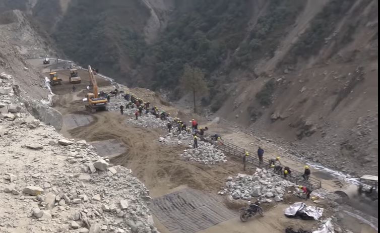 द्रुतमार्ग निर्माणको काम द्रुत गतिमा अघि बढाउँदै नेपाली सेना