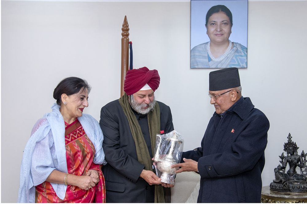 भारतीय राजदूत पुरीको प्रधानमन्त्रीसँग बिदाइ भेट, पुरीलाई करुवा उपहार