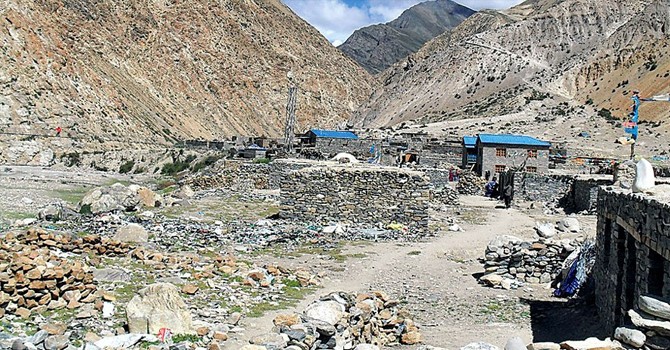 हिल्सा नाका सुनसान, चिसो छल्न सबै बेँसी झरेँ