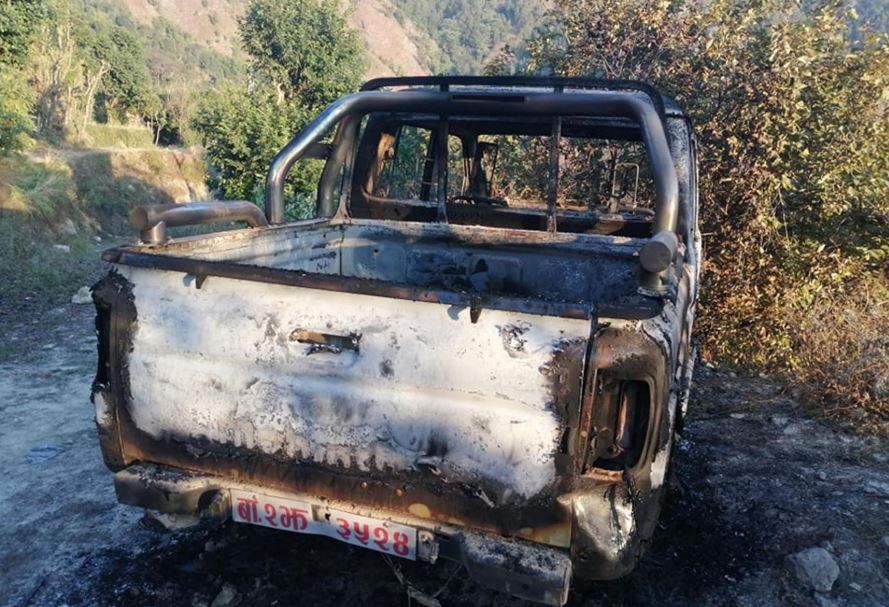 गाउँपालिका प्रमुखको गाडीमा आगजनी