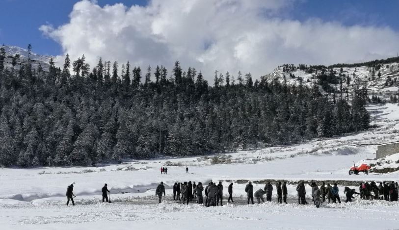 सुरु भयो सिमकोट विमानस्थलमा हिउँ पन्छाउने काम