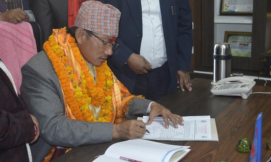 पदभार सम्हाल्दै धरानका मेयरले भने : समृद्ध धरान निर्माणमा लागि पर्छु
