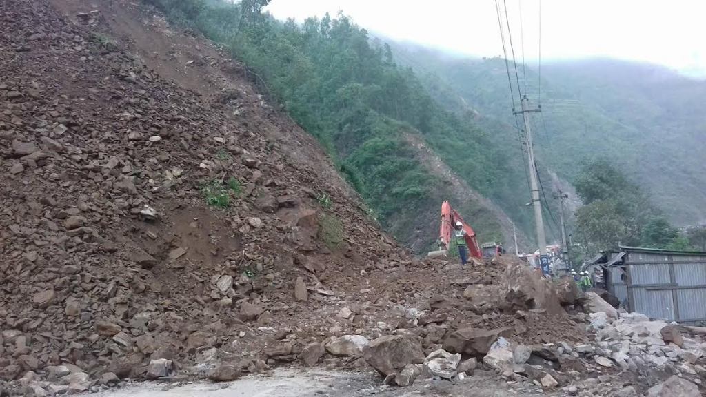 नारायणगढ–मुग्लिन सडकखण्डमा पहिरो खसेपछि सवारी आवागमन प्रभावित