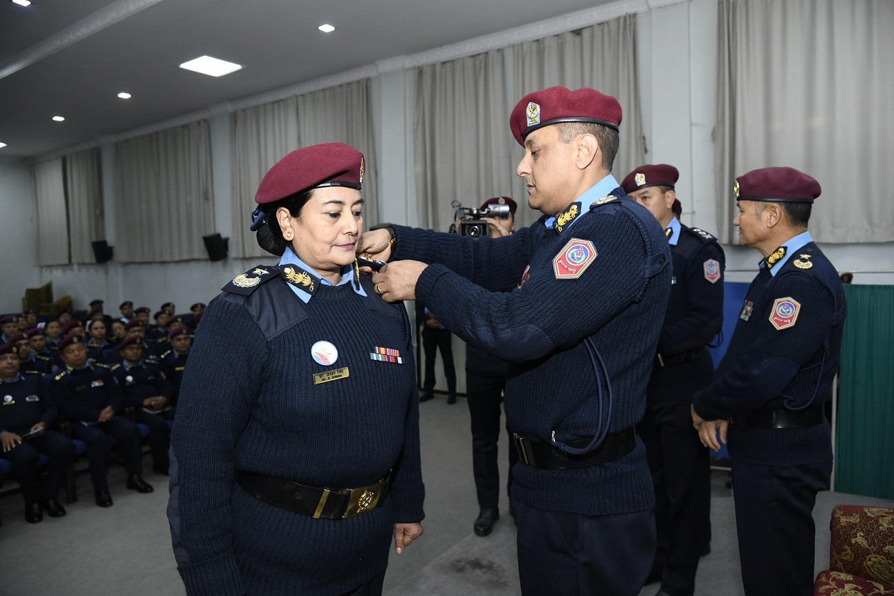 प्रहरी अतिरिक्त महानिरीक्षक(एआइजी) डा.आशा सिंहलाई दर्ज्यानी चिन्ह प्रदान