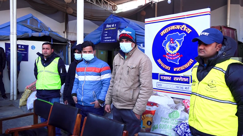 सुर्तिदेखि मोटरपार्टसका अवैध कारोवारी प्रहरी फन्दामा