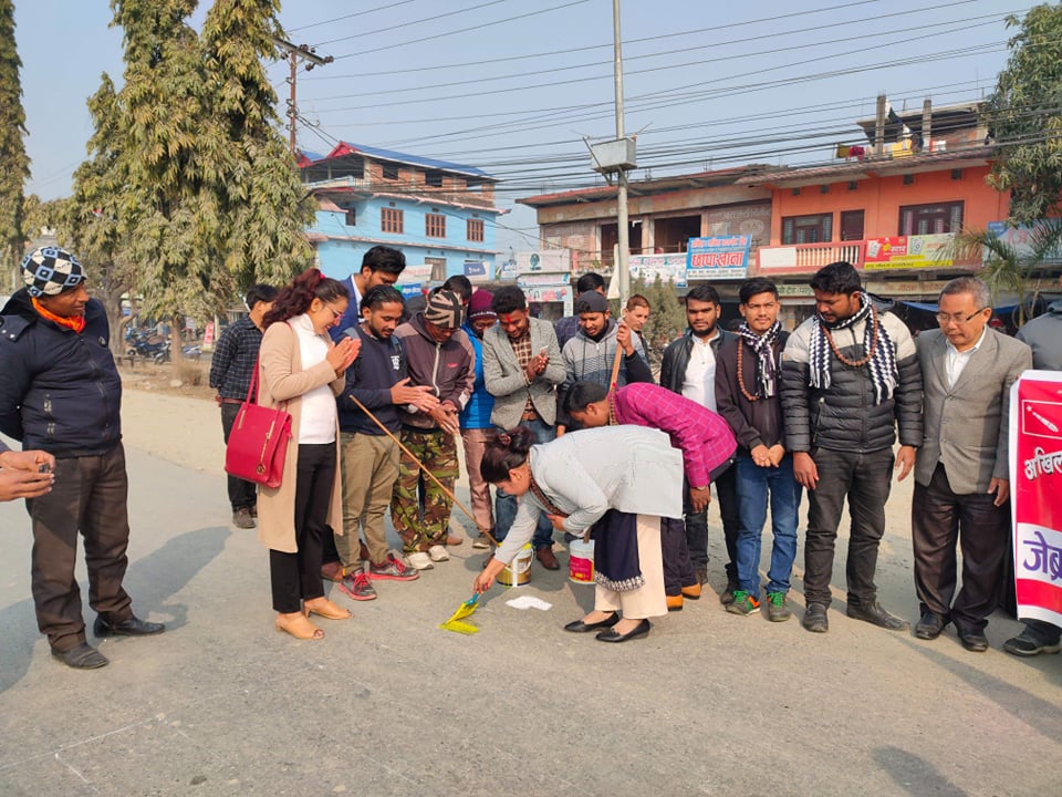 अनेरास्ववियुका विद्यार्थीले सडकमा जेब्रा क्रसिङ बनाए