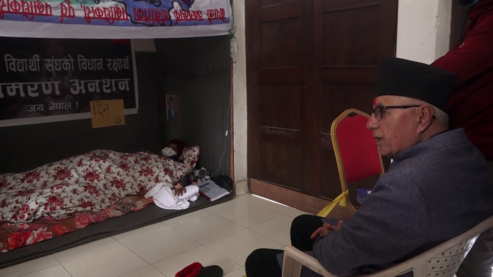 सानेपामा अनसनरत विद्यार्थीलाई शेखर कोइरालाको एकबद्धता