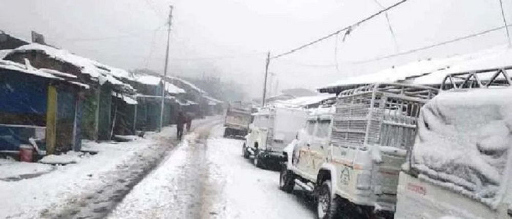 मनाङमा १५ घण्टासम्म निरन्तर हिमपात,सवारी ठप्प