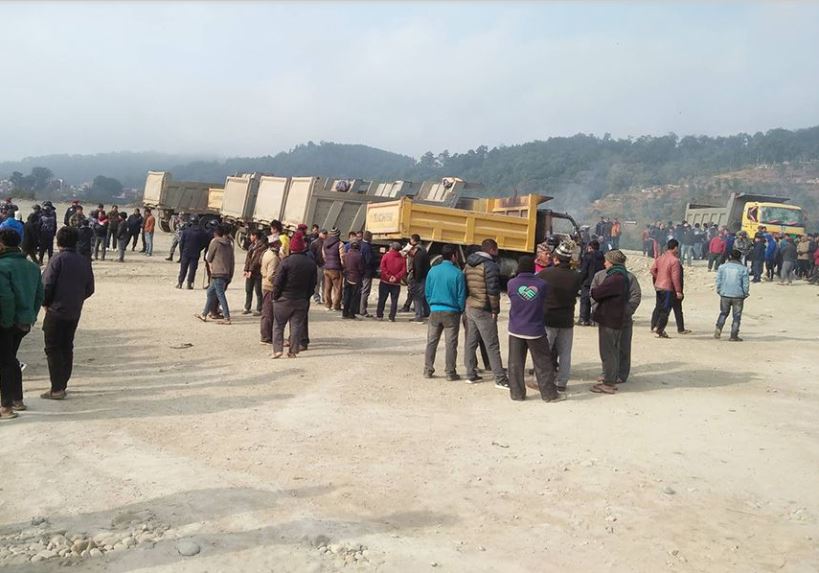 अवैध क्रसरको टिपरले किचेर महिलाको मृत्यु, क्षतिपूर्ति नभएसम्म शव नउठाउने