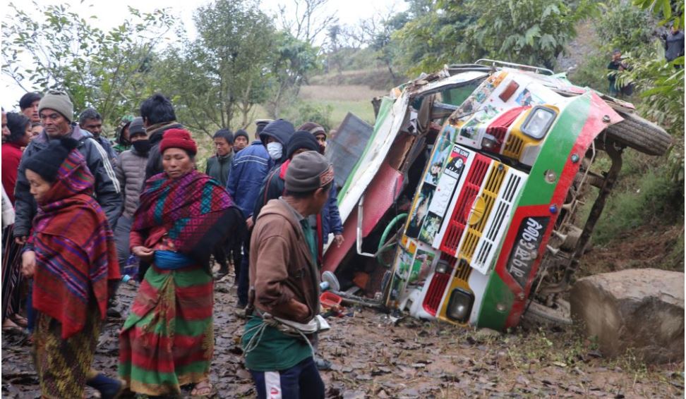 तनहुँमा बस दुर्घटना; एकको मृत्यु, २५ घाइते