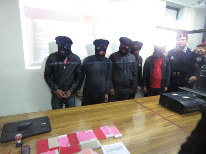 चिठ्ठा पर्छ भन्दै सर्वसाधारणबाट ४९ लाख असुली, पाँच जना पक्राउ