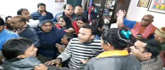 सूचना माग्‍ने पत्रकार मेयरको कार्यकक्षमै कुटिए