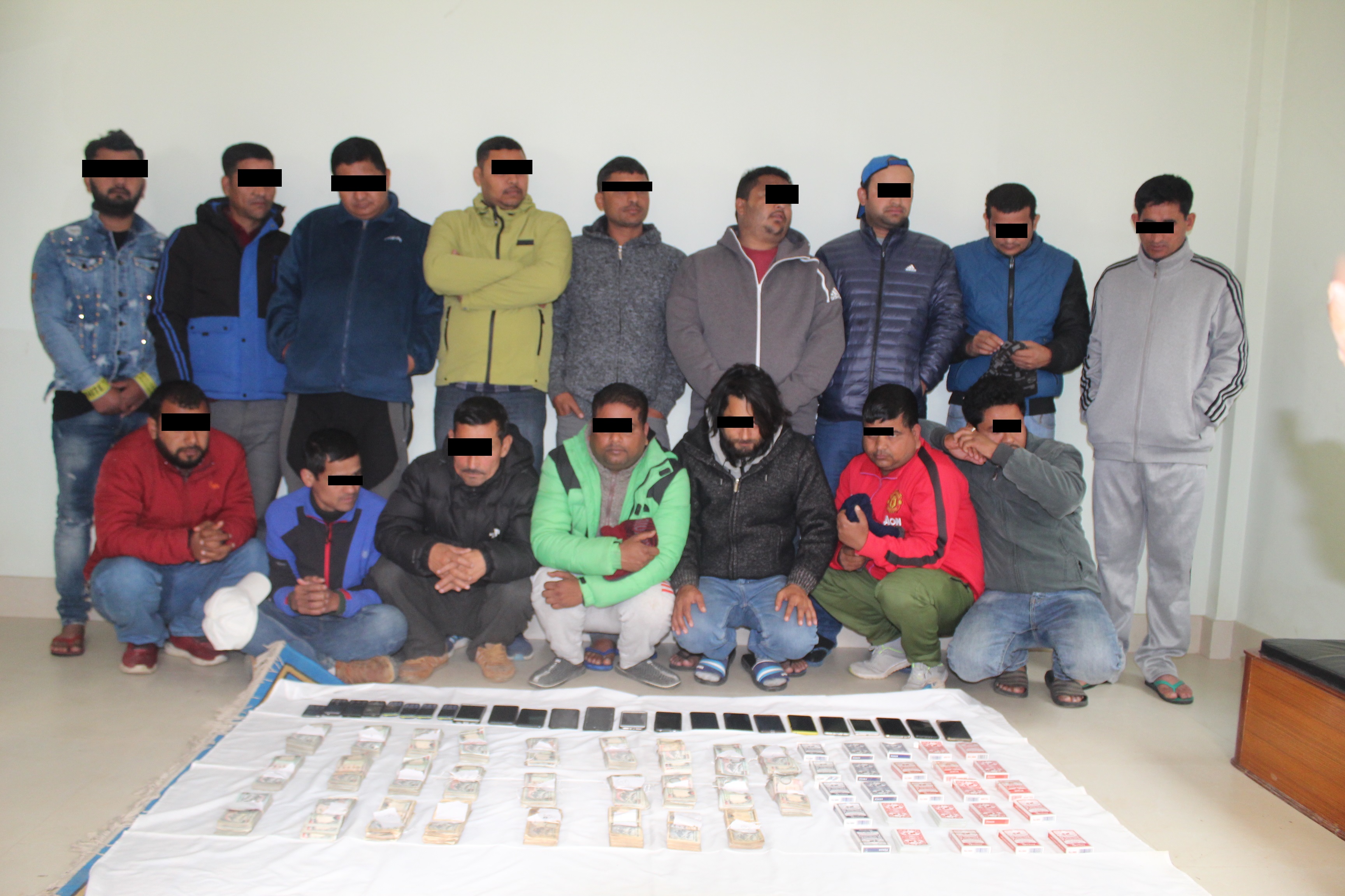 जुवा खेलिरहेका वडाअध्यक्षसहित १६ जना पक्राउ