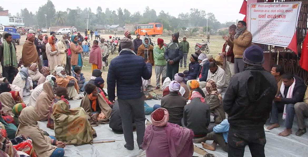 सुरक्षा भत्ताका लागि धर्नामा बसे सप्तरीका बृद्ध