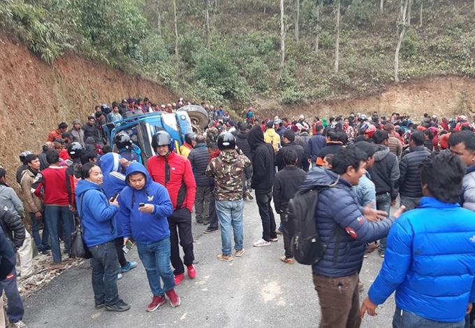 धादिङमा मिनि ट्रक दुर्घटना: ७ जनाको मृत्यु, घाइते १५ जनालाई काठमाडौं लगियो