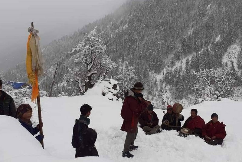 उपल्लो डोल्पामा हिमपात रोक्न हिउँमै बसेर पूजा