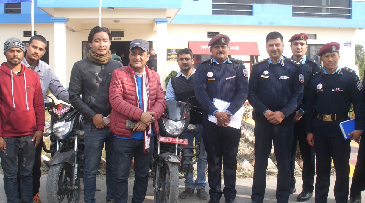 मोरङ प्रहरीले हराएका मोटरसाइकल र मोबाइल धनीलाई बुझायो