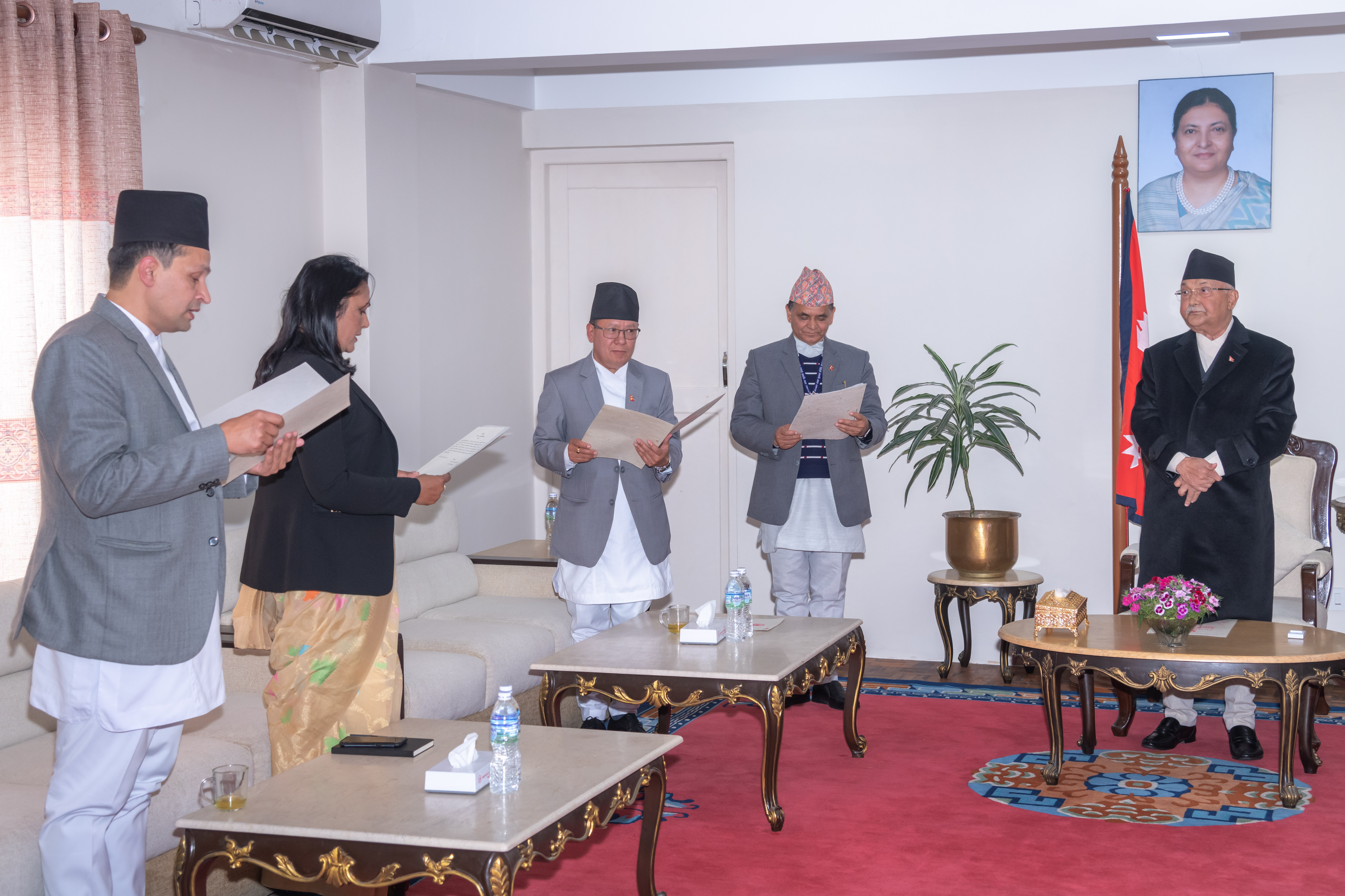 सूचना आयोगका नवनियुक्त प्रमुख आयुक्त र आयुक्तद्वारा शपथ