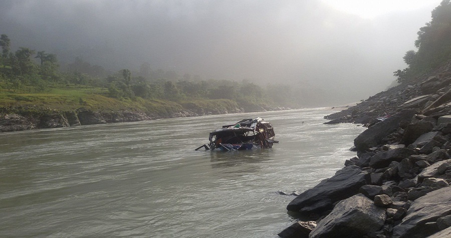 कर्णाली नदीमा जीप खस्यो, ४ जनाको मृत्यु