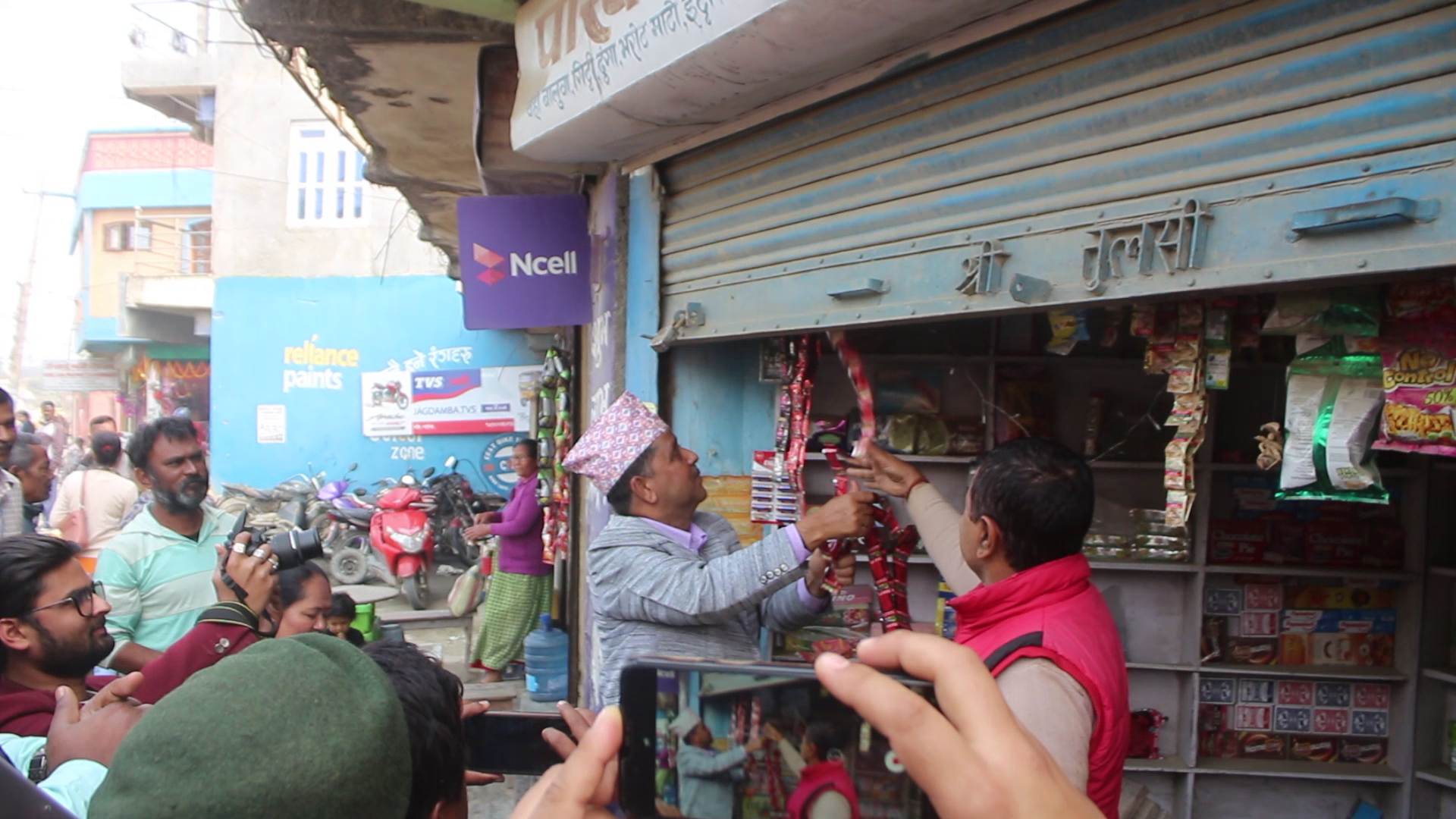 मन्त्री जीवन घिमिरे जब पसलमा गुट्खा झिक्न पुगे