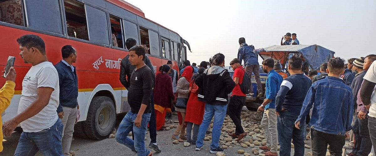 दमकमा बस र ट्याक्टर ठोक्किँदा पाँच जना घाइते