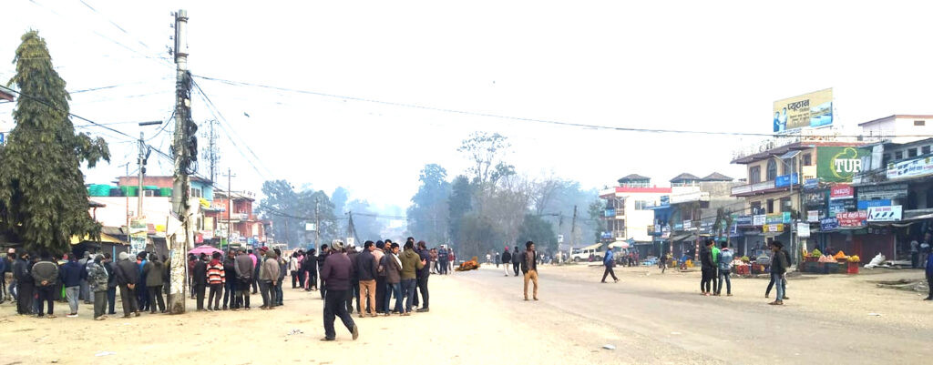 सुर्खेतमा गाडीले ठक्कर दिँदा एकजनाको मृत्यु भएपछि आफन्तद्वारा सडक अवरुद्ध