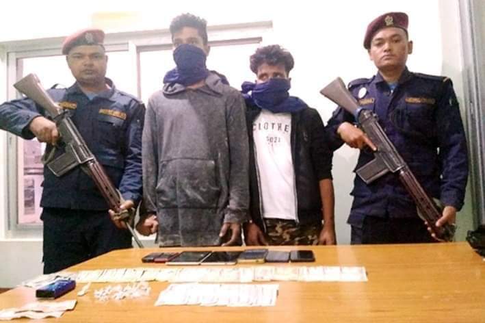 ब्राउन सुगरसहित सिरहाबाट दुई युवक पक्राउ