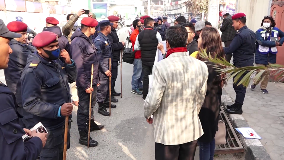 प्रधानमन्त्री निवास अगाडी द्वन्द्वपीडितको धर्ना