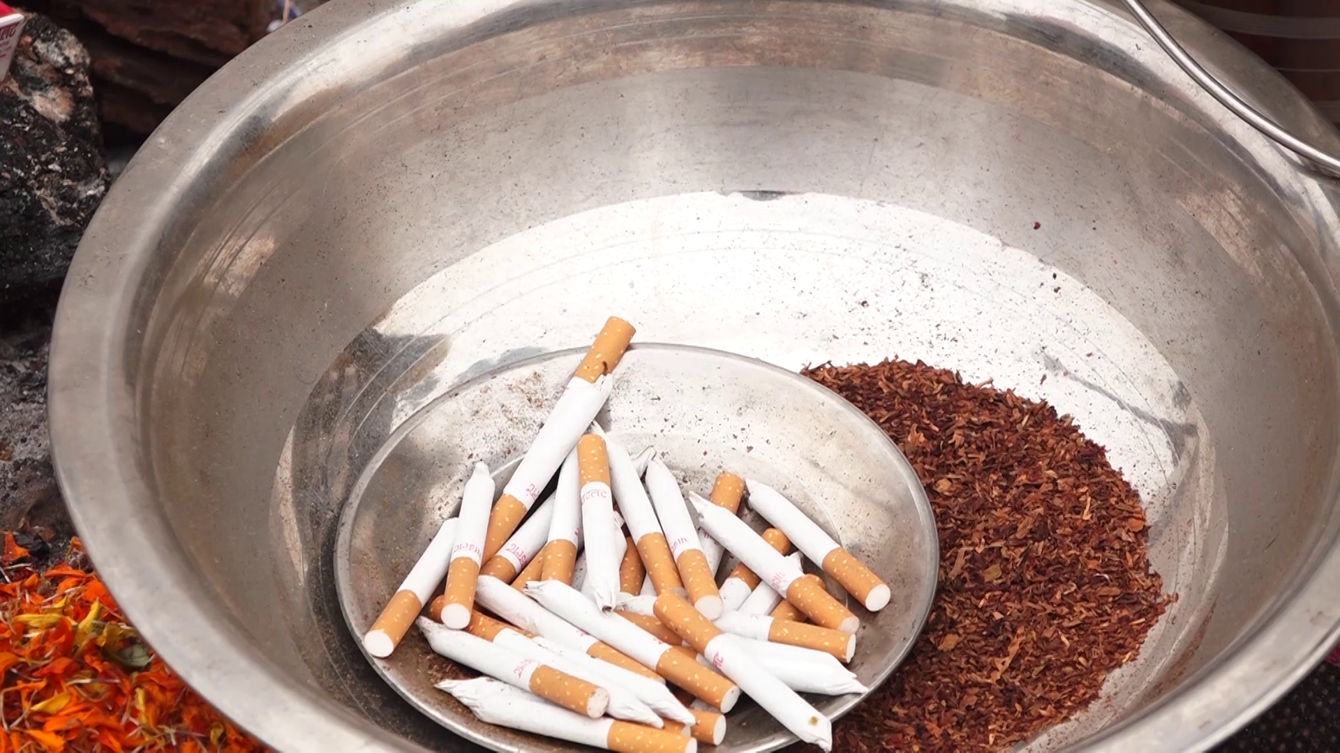 पशुपति क्षेत्रबाट गाँजा खानेसहित ४५ जना पक्राउ