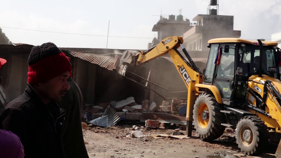 अतिक्रमित जग्गामा काठमाडौँ महानगरले डोजर चलायो