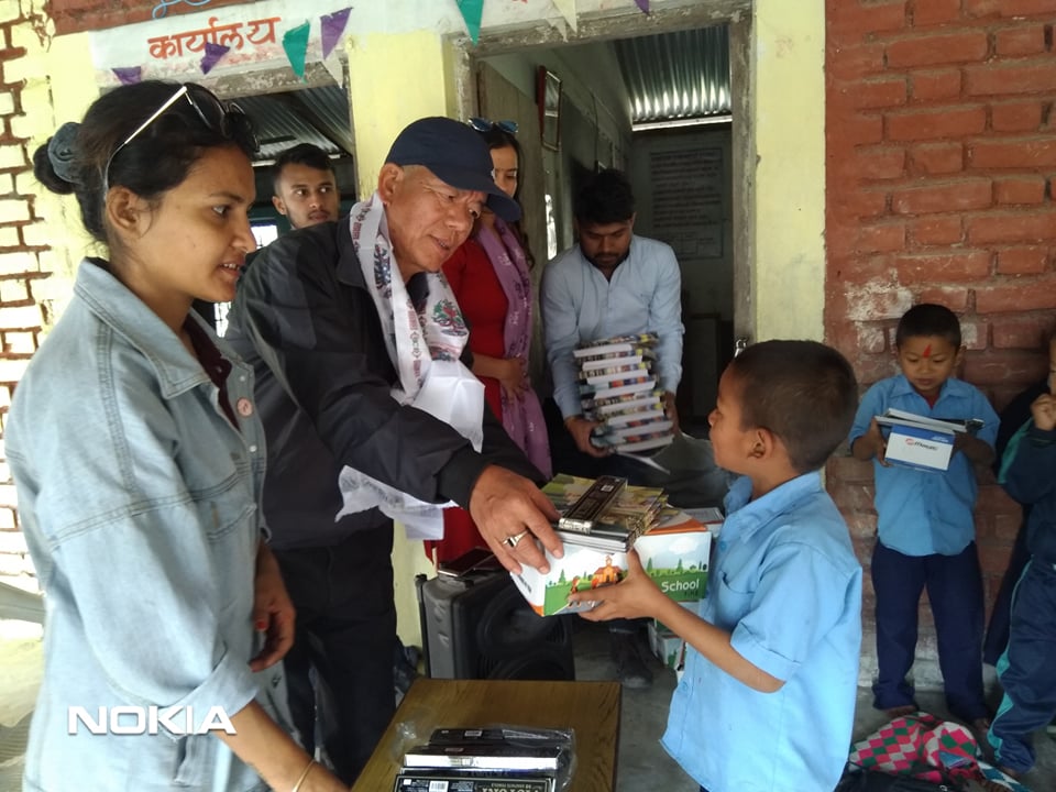 जन्मदिन मनाउने खर्च कटाएर विपन्न विद्यार्थीलाई पाठ्यसामग्री